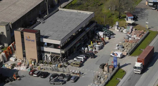 Vista aerea del magazzino e sala mostra Pieroni srl a Diecimo e il suo ampio parcheggio