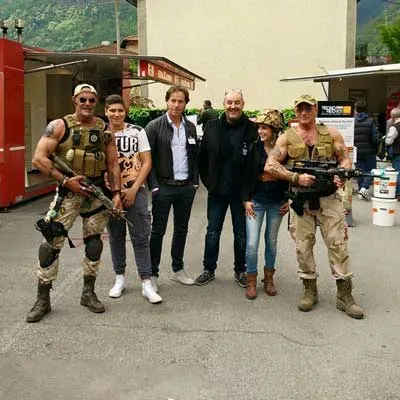Due venditori con altri ospiti in costume del primo maggio allo Stand Pieroni