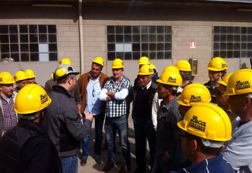 Gruppo di professionisti clienti Pieroni ascoltano l'esperto Leca