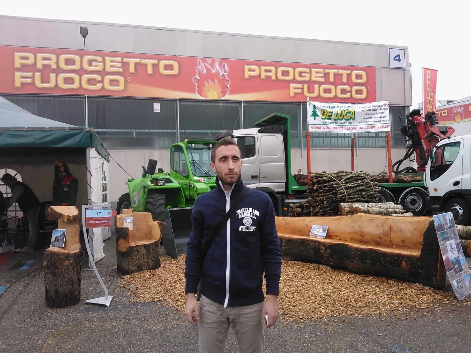 Esperto Pieroni tra macchine per la gestione del Pellet