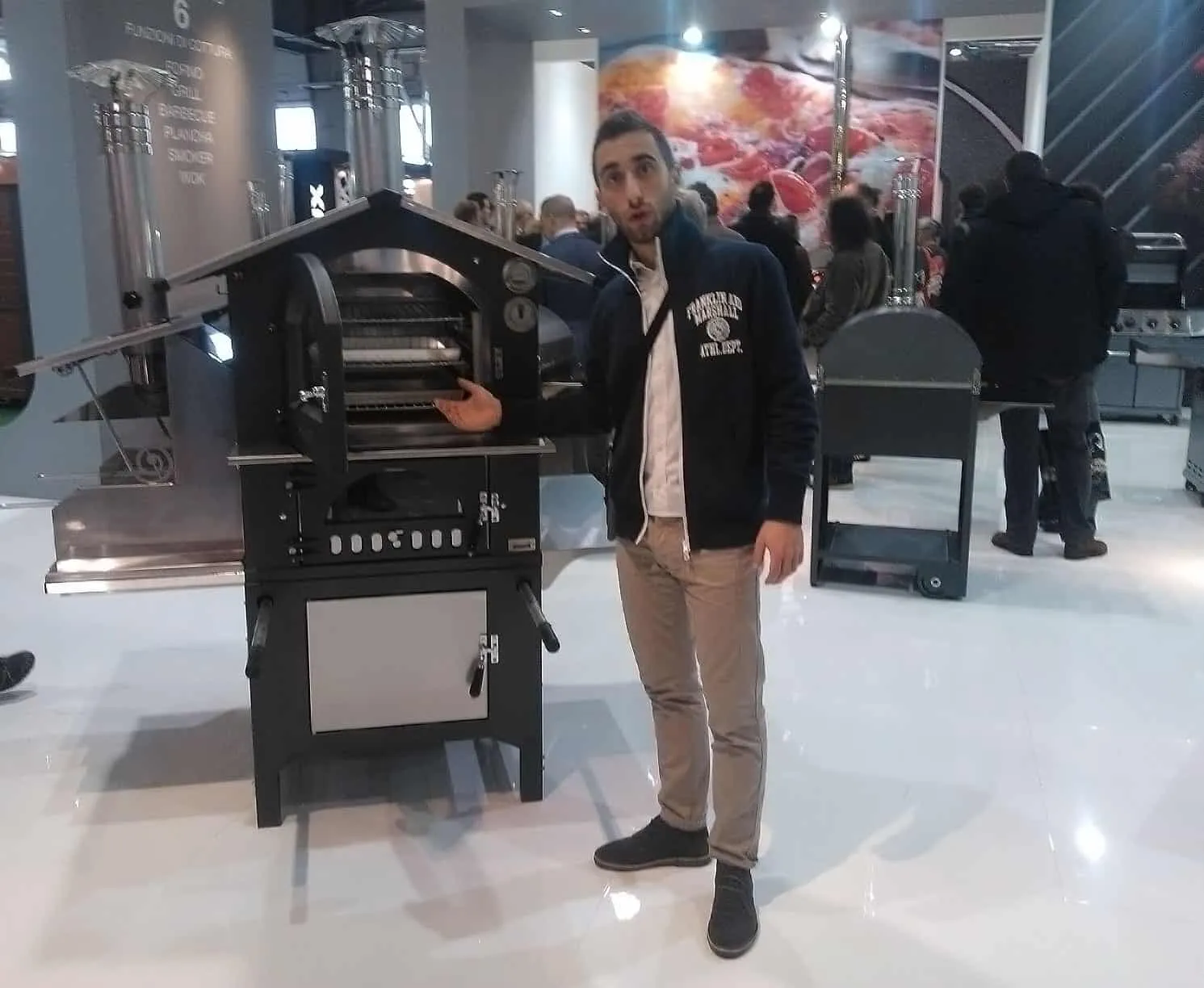 Esperto Pieroni con un forno da esterno