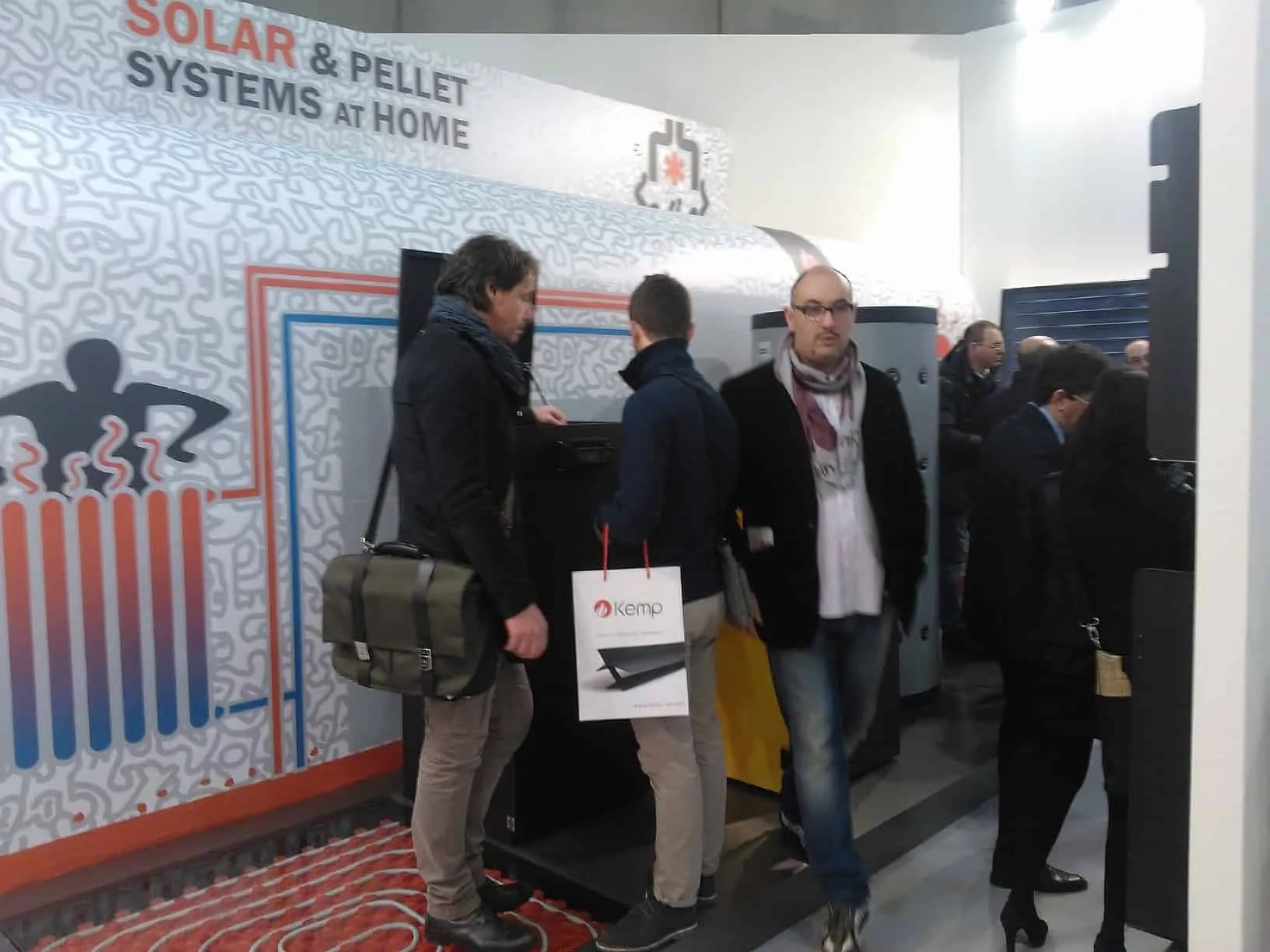 Esperti Pieroni ispezionano le nuove soluzioni solari e pellet